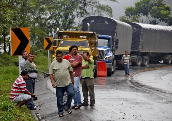 Julio C&#233;sar Herrera Echeverri - Muchos transportadores usan rutas alternas, como las v&#237;as de Medell&#237;n a Puerto Berr&#237;o y Manizales, pero dicen que esto les aumenta costos operativos en un 50 por ciento.
