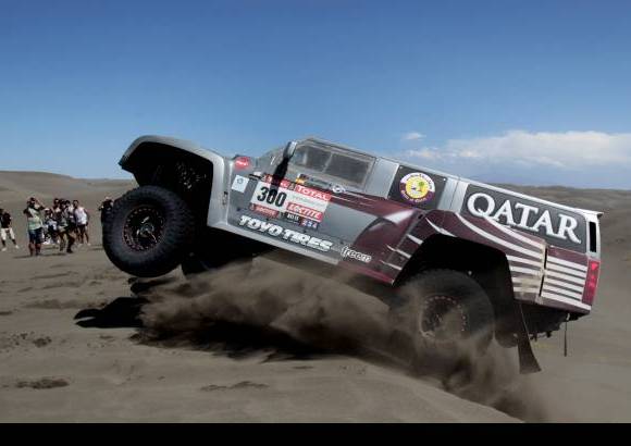 AP - El piloto catar&#237; Nasser Al Attiyah, de Hummer, se impuso en autos por delante del franc&#233;s St&#233;phane Peterhansel, de Mini, que fue segundo y escal&#243; hasta la primera posici&#243;n en la clasificaci&#243;n general.