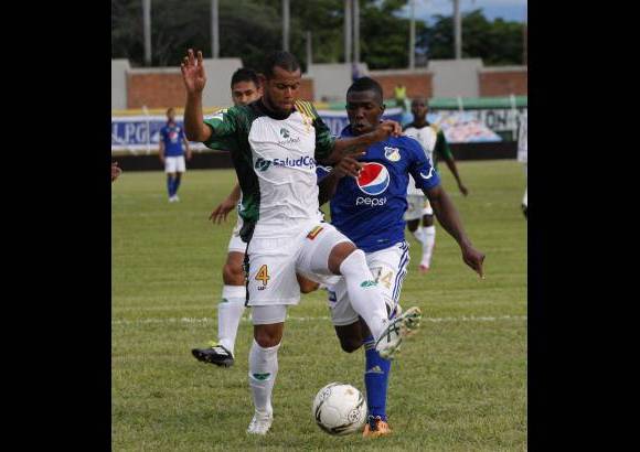 Colprensa - Hugo Soto (blanco) y &#201;dinson Toloza (azul) marcaron gol para cada una de sus escuadras durante el encuentro.