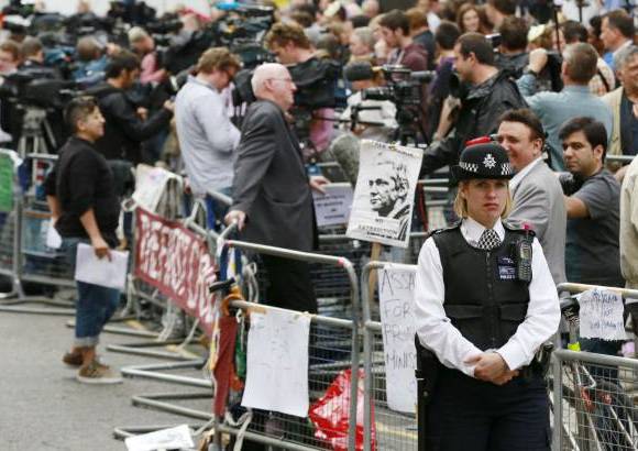Reuters - Medios de todo el mundo se congregaron a las afueras de la embajada para cubrir el anuncio del asilo a Assange.