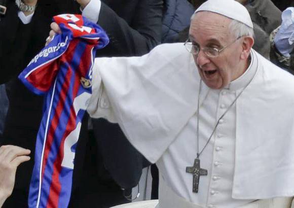 AP - El Papa Francisco recibió una camiseta de San Lorenzo, el equipo de fútbol de Buenos Aires del que es hincha. La prenda se la regaló un fiel al final de la misa de Pascua en la Plaza de San Pedro en el Vaticano.