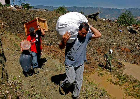 Esteban Vanegas - El ingeniero John Jairo Ot&#225;lvaro, director t&#233;cnico de Devimed, consorcio que administra la autopista Medell&#237;n-Bogot&#225;, confirm&#243; que el mismo movimiento de tierra que afecta las casas de la parcelaci&#243;n, deteriora tambi&#233;n la v&#237;a que ha bajado 1,5 metros.