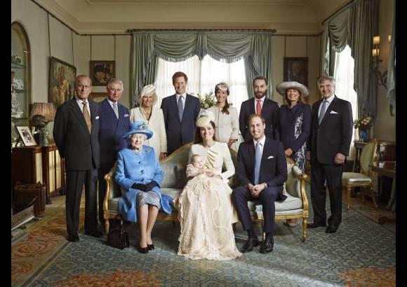 AP - Imagen oficial de la casa real británica luego del bautizo del príncipe Jorge.