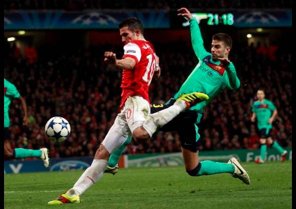 Reuters - El tanto del empate se dio a los 78 con la complicidad del arquero azulgrana V&#237;ctor Vald&#233;s, quien regal&#243; demasiado espacio en el primer palo y dej&#243; que el remate de zurda de Van Persie se metiera por ese &#225;ngulo.