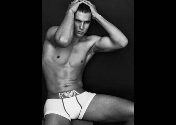 Cortes&#237;a Armani - Nadal es el protagonista de la colecci&#243;n primavera-verano 2011 de Emporio Armani Underwear y Armani Jeans, que en los &#250;ltimos a&#241;os ha tenido como modelos a deportistas.