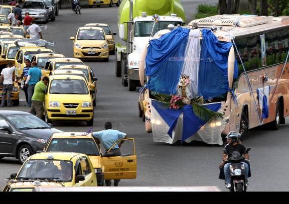 Juan Antonio S&#225;nchez - En su celebraci&#243;n, los conductores recorren las principales de v&#237;as de la ciudad.