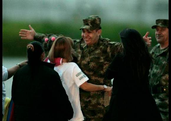 Reuters - El cabo Sanmiguel no contuvo la emoción al ver de nuevo a su esposa e hijas.