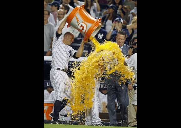 Reuters - El ritual del agua entre Brett Gardner de los New York Yankees sobre Jayson Nix de los Azulejos de Toronto, todo en la Liga Americana de b&#233;isbol.