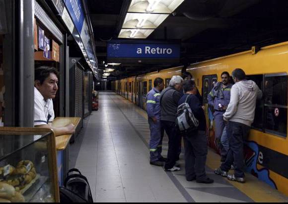 Reuters - La huelga, de 36 horas de duración, fue declarada el miércoles para reclamar mejores salarios, obras de mantenimiento y medidas de seguridad.