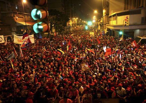 Reuters - Fuegos artificiales retumbaron sobre Caracas después de conocerse la victoria del presidente de Venezuela, Hugo Chávez, quien superó al líder opositor Henrique Capriles.