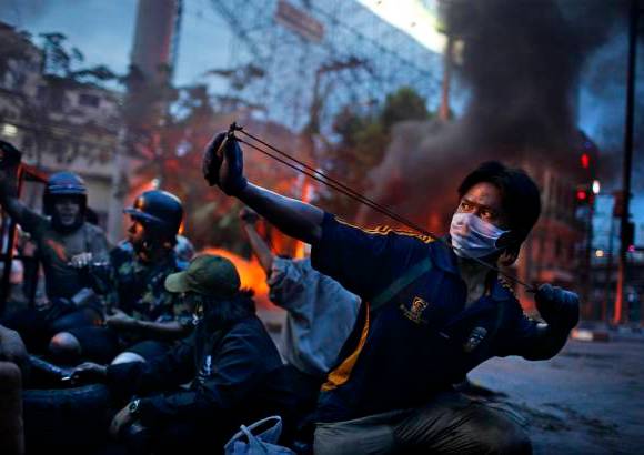 AP - El franc&#233;s Corentin Fohlen fue distinguido por una imagen que plasma los disturbios antigubernamentales en Bangkok, Tailandia.