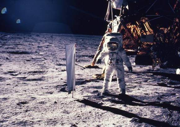 AP - NASA - 20 de julio de 1969. El astronauta Edwin E. Aldrin Jr. camina sobre la superficie de la luna.