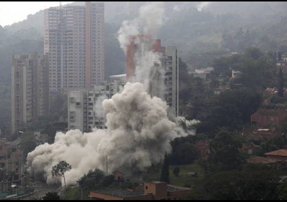 Manuel Saldarriaga - Durante 6 minutos la nuve de polvo cubri&#243; la zona de la implosi&#243;n.