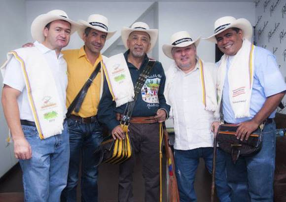 FLA - Raul Castaño "Crispeta", Aicardo Martínez "El Cura", Mario Mosquera "Mario Tierra", Julio Arcila "el Cachetón" y Jairo Castro "el Chocolate", participantes en el Festival de la Trova Orquidea de Oro.