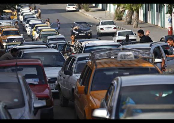 AP - Los palestinos hacen fila para tanquear su veh&#237;culo en una gasolinera en Ciudad de Gaza. En la Franja de Gaza se present&#243; una escasez de combustible.