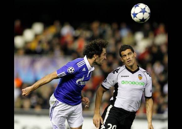 Reuters - El retorno de Ra&#250;l Gonz&#225;lez a Espa&#241;a no ser&#225; un buen recuerdo para el Valencia, ya que el exmadridista fue el autor del empate a un gol con el que acab&#243; el partido y que decanta moment&#225;neamente la eliminatoria a favor del conjunto germano.
