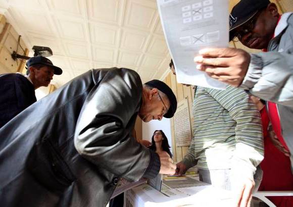 Reuters - Los colombianos votan para elegir Senado, C�mara y representantes al Parlamento Andino. Tambi�n lo hacen en las consultas de los Partidos Conservador y Verde.