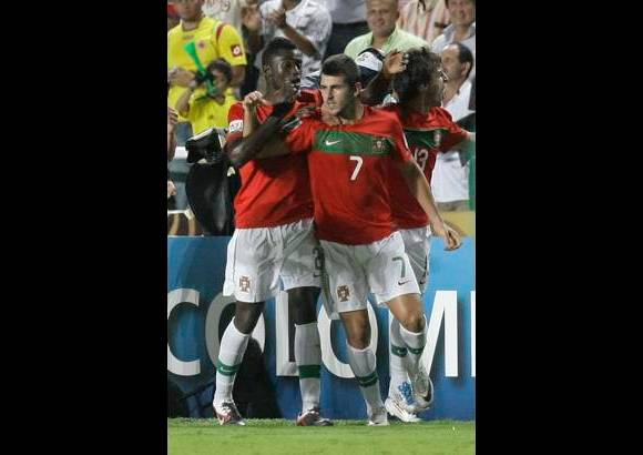AP - Camer&#250;n no estuvo en su noche. Sus mejores hombres, Franck Ohandza, Christ Mbondi y Clarence Bitang, que dejaron huella de su f&#250;tbol r&#225;pido y habilidoso en el debut, esta vez no se encontraron y eso lo pag&#243; caro el cuadro africano.