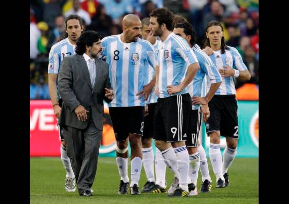 AP - Argentina perdió por momentos la posesión del balón en el mediocampo y permitió que el rival le generara problemas, pero la impericia de los atacantes mantuvo el marcador sin cambios en el primer tiempo.