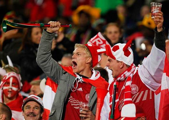 AP - La felicidad de los hinchas daneses.
