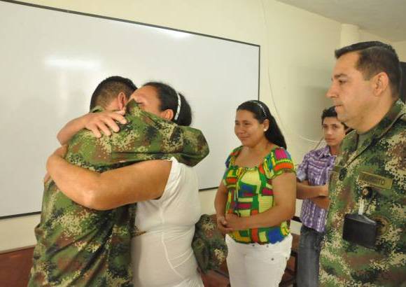 Cortesía Ejército - El cabo Carlos Fabián Huertas se reunió este viernes con sus familiares en el Hospital Militar Central, tras ser liberado el pasado jueves por el Eln en Fortul, Arauca.