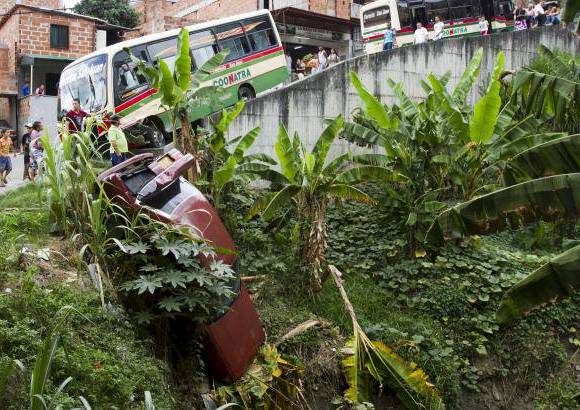 Esteban Vanegas - El accidente de un bus dej&#243; sin servicio de tel&#233;fono al barrio de la comuna 13.