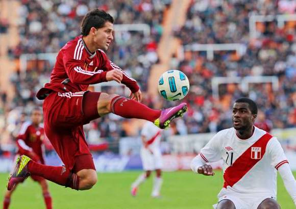 Reuters - El peruano Christian Ramos en el mano a mano con el venezolano C&#233;sar Gonzales.