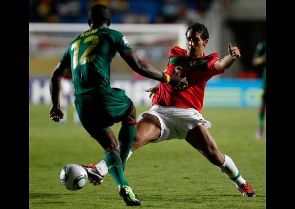AP - En la primera etapa, de seis opciones claras de gol que tuvo, Portugal concret&#243; una. Fue la de Oliveira a los 19 minutos, ante un error de la zaga rival, para definir con un globito que dej&#243; sin chance a Jean Efala.