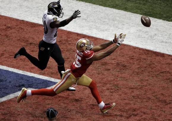 AP - El receptor de los 49ers Michael Crabtree no pudo llegar al pase de Kaepernick que pudo haber cambiado la historia del partido.