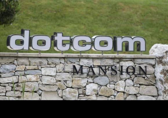 Reuters - A sus 37 a&#241;os, Kit Dotcom est&#225; incluido por la prensa local en el grupo de diez personas m&#225;s ricas de Nueva Zelanda y considerado un apasionado de los coches de lujo, las mujeres y de las mansiones.