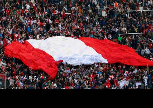Reuters - La hinchada de Per&#250; celebr&#243; en grande su tercer puesto en la Copa Am&#233;rica Argentina 2011.