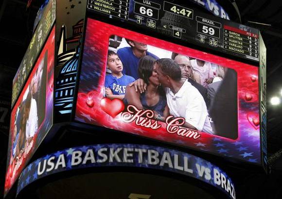 Reuters - Obama y la primera dama Michelle Obama fueron enfocados durante el Kiss Cam, el video que enfoca a parejas que se besan cuando se pide un pausa en los partidos.