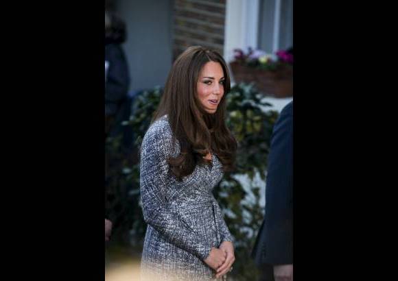 AP - El primer hijo de Kate Middleton, la Duquesa de Cambridge, nacer&#225; en Julio.