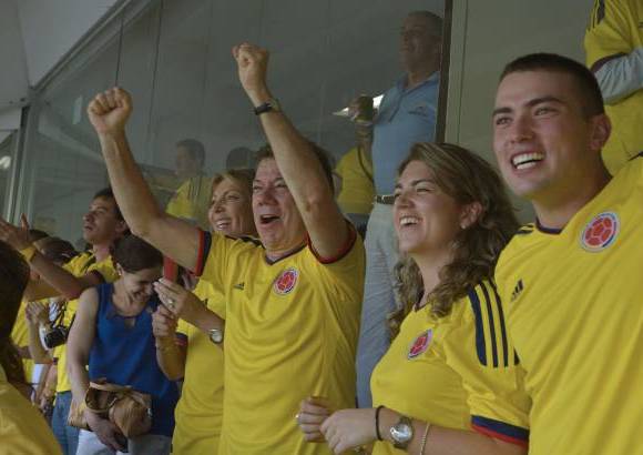 Cortesía - Santos y su familia celebran los goles de la Selección Colombia de Fútbol frente al equipo de Bolivia.