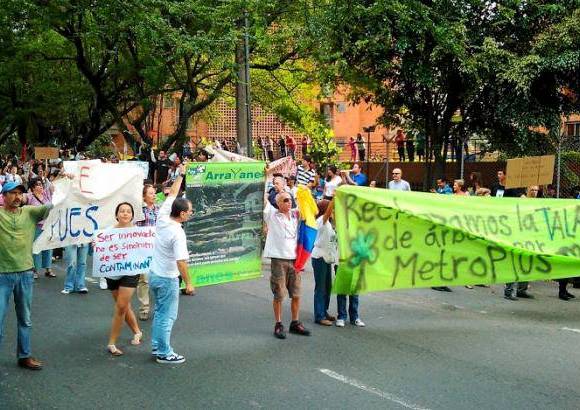 - Cerca de 300 personas, cerca de las 4:00 de la tarde, exig&#237;an la cancelaci&#243;n inmediata de la obra.
