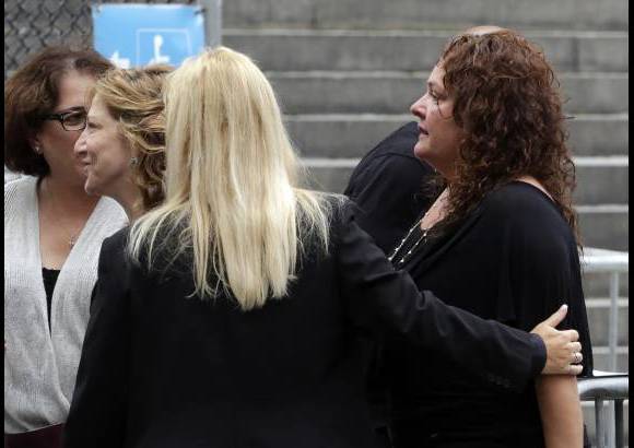 AP - Las actrices que personificaron a la esposa y hermana de Tony Soprano en la serie, Edie Falco, a la izquierda y Aida Turturro, a la derecha .