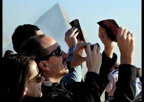 AP - El eclipse se pudo apreciar desde el norte de &#193;frica al amanecer, aunque alcanz&#243; la m&#225;xima cobertura sobre el centro y norte de Europa.