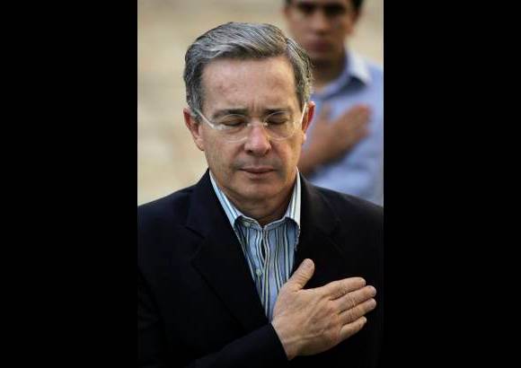 AP - El Presidente de la Rep�blica, �lvaro Uribe V�lez, dijo este domingo que al votar se hace contrapeso a la violencia a la corrupci�n.
