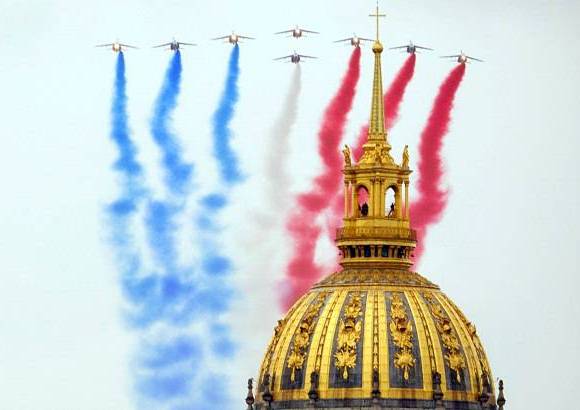 Reuters - Un escuadrón de aviones militares que dejaron estelas con los colores de la bandera francesa abrió la primera celebración del Día de la Bastilla presidida por François Hollande.