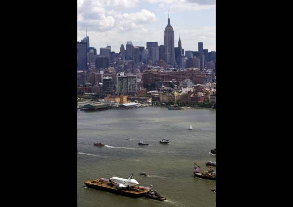 Reuters - As&#237;, tras cruzar el r&#237;o Hudson, una operaci&#243;n que tuvo que interrumpirse por el mal tiempo y que fue algo accidentada ya que sufri&#243; da&#241;os en su ala derecha al colisionar con un puente, ahora se montar&#225; en la plataforma del Intrepid, el legendario portaviones de la Marina convertido en museo flotante en 1982.