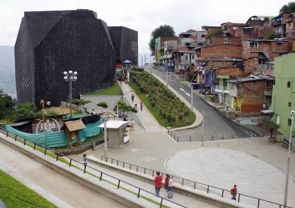 FOTO EL COLOMBIANO - Espacios dise&#241;ados para contribuir a la transformaci&#243;n de la ciudad desde los &#225;mbitos educativo, cultural y social. En los parques biblioteca convergen distintas instituciones en un mismo espacio para generar tejido social y plantear un nuevo estilo de convivencia.