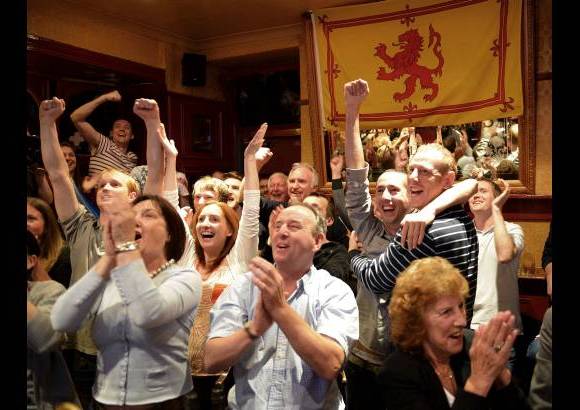 Reuters - Los fánáticos del campeón celebraron la victoria en el bar de un hotel en Escocia.