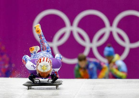 FOTO AP - La estadounidense Katie Uhlaender aprovechó las líneas de la bandera de su país para el diseño de su traje y su casco.