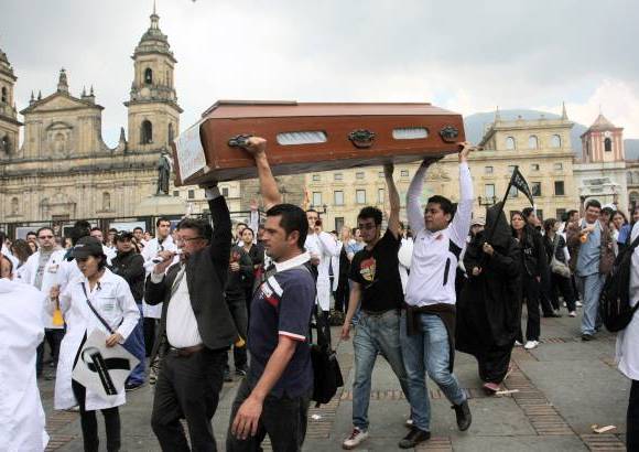 Colprensa - En ese sentido, en Bogot&#225;, seg&#250;n inform&#243; la Secretar&#237;a de Salud del Distrito, fueron 22 hospitales p&#250;blicos los que durante dos horas, pararon sus servicios de consulta externa como forma de protesta. Acto que fue objeto de m&#250;ltiple cr&#237;ticas por parte de los pacientes, quienes se mostraron inconformes, pues se puede poner en riesgo la salud de los usuarios.