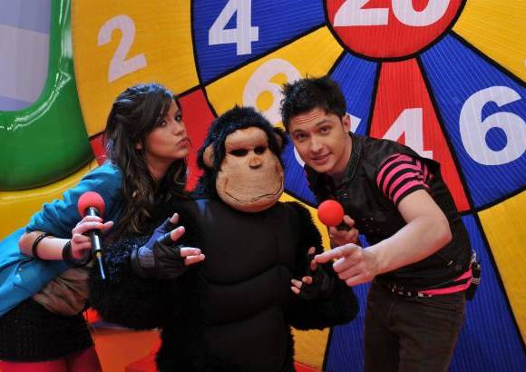 Cortesía Canal Caracol - Caracol estrena programa juvenil. Se llama En sus marcas, listos, ya, basado en Tres, dos, uno, a ganar, un formato argentino. Estará al aire el 15 de octubre. En su primera temporada competirán 36 colegios por un viaje para 50 personas a República Dominicana o Panamá. Linda Palma y Diego Sáenz conducirán el concurso, acompañados por Martino, un simpático monito.