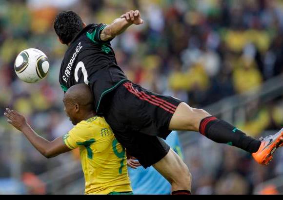 AP - Hasta el gol de Sudáfrica, México había dado un concierto de toques de pelota y ocasiones de gol, media docena en el primer tiempo, pero en el complemento apenas llegó ante la presión Sudafricana, que pareció tenerlos en un puño.