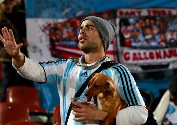 AP - Las calles de Buenos Aires quedaron desiertas durante la transmisión del partido en día laboral que llegó a las pantallas gigantes de plazas, bares y restaurantes, que se encontraban abarrotados de hinchas vestidos con los colores celeste y blanco de Argentina.