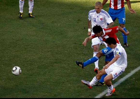 AP - Cristian Riveros a los 86 amplió la cuenta para los suramericanos.