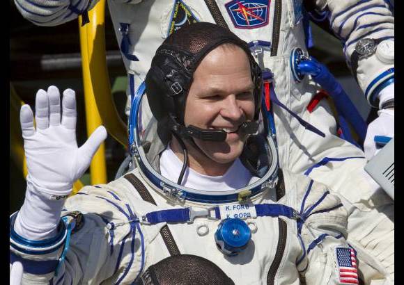 AP - Para Novitski y Tarelkin, que realizarán más de 50 experimentos científicos durante su permanencia en la EEI, éste es su primer vuelo al espacio. Ford (foto), en cambio, ya estuvo en la plataforma orbital: en agosto de 2009, cuando pilotó el transbordador espacial Discovery en la misión STS-128 a la EEI.