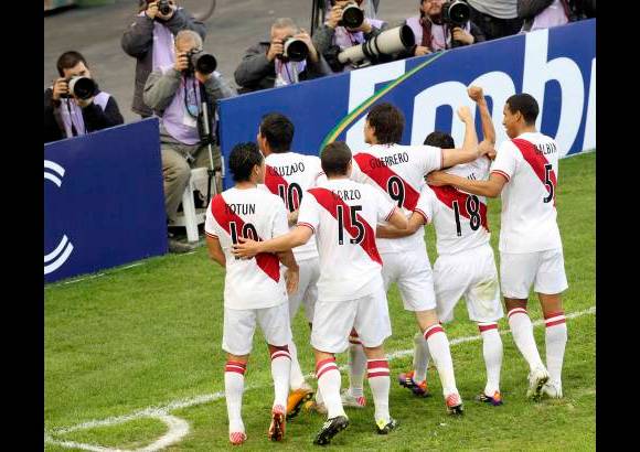 Reuters - Per&#250; gole&#243; 4-1 este s&#225;bado a Venezuela con tres dianas de Paolo Guerrero y se qued&#243; con el tercer puesto de la Copa Am&#233;rica.